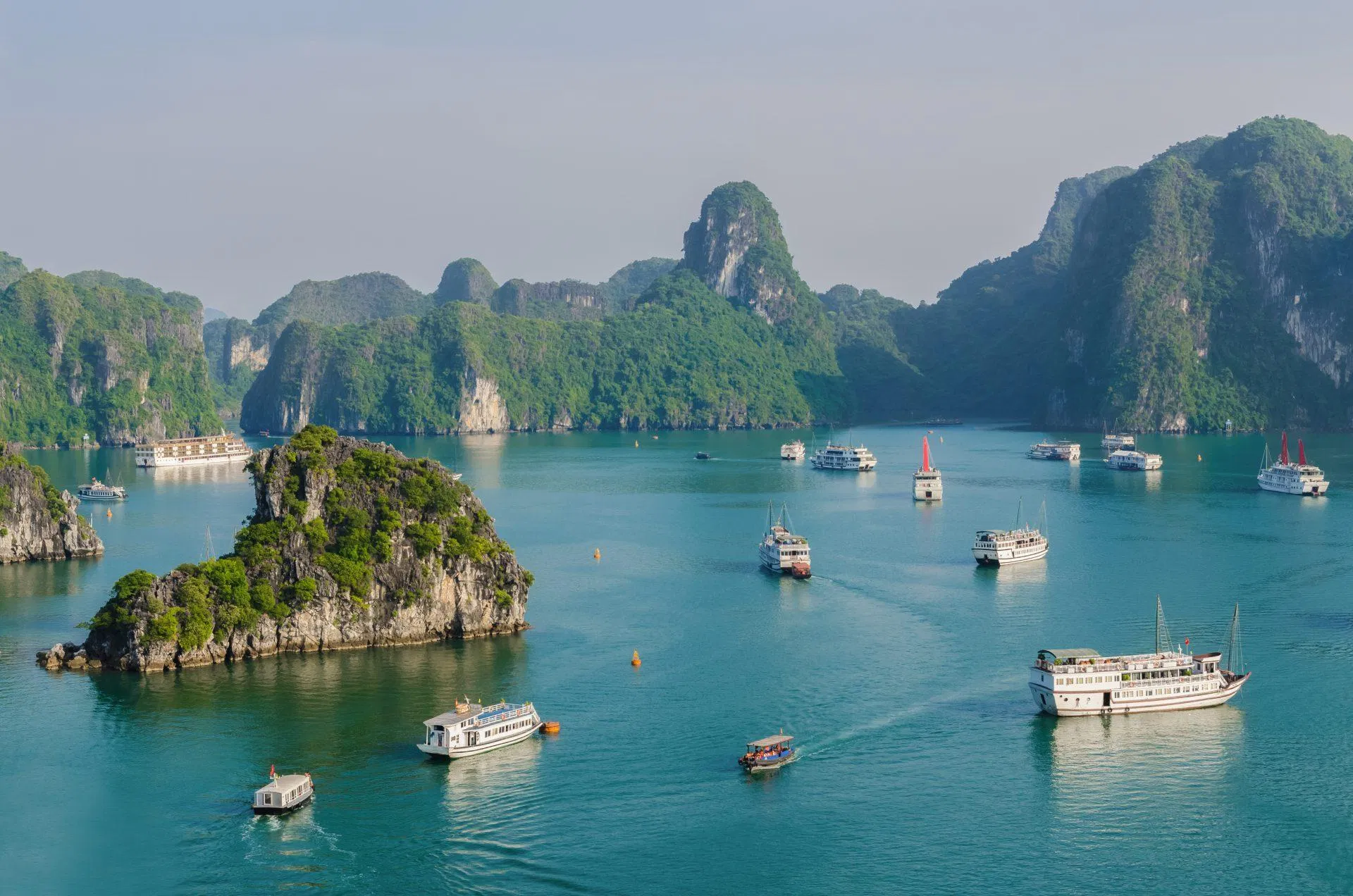 Vịnh Hạ Long (Nguồn: Internet). Vịnh Hạ Long (Nguồn: Internet).