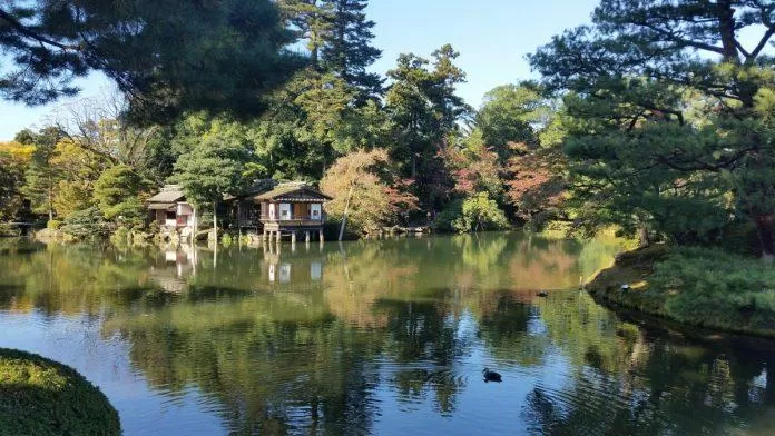 Những quán trà kiểu Nhật được đặt bên hồ nước giúp du khách vừa thưởng trà vừa ngắm cảnh rất nên thơ (Ảnh: Internet).