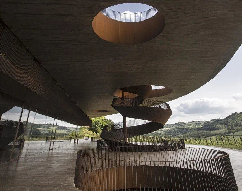 Phần mái của tòa nhà trùm lên cả một vùng rộng lớn (Ảnh: Internet). Phần mái của tòa nhà trùm lên cả một vùng rộng lớn (Ảnh: Internet).