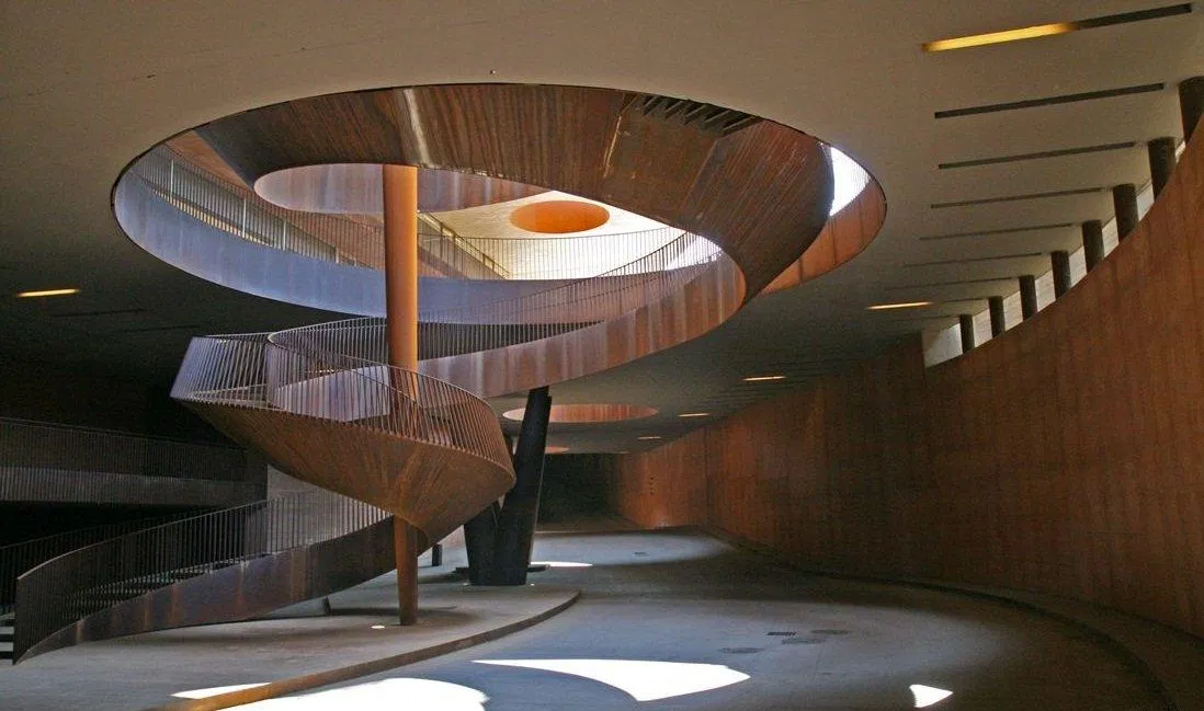 Cầu thang chạy xuyên qua cả 3 tầng của tòa nhà (Ảnh: Internet). Cầu thang chạy xuyên qua cả 3 tầng của tòa nhà (Ảnh: Internet).