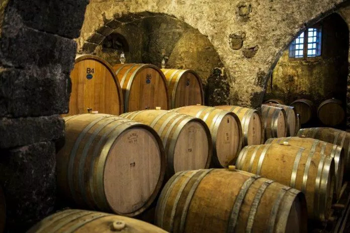 Những thùng rượu được xếp trong hầm của Tenuta di Fessina (Ảnh: Internet).
