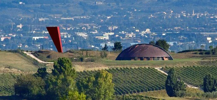 Toàn cảnh khu đất Tenuta Castelbuono với nhà máy rượu vang Carapace nổi tiếng (Ảnh: Internet).