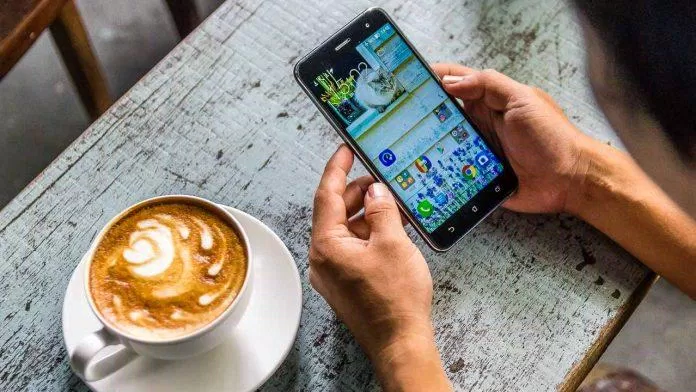 Điện thoại di động luôn có nhiều vi khuẩn, nhưng ít ai lau chùi mỗi ngày (Nguồn: Internet). Điện thoại di động luôn có nhiều vi khuẩn, nhưng ít ai lau chùi mỗi ngày (Nguồn: Internet).