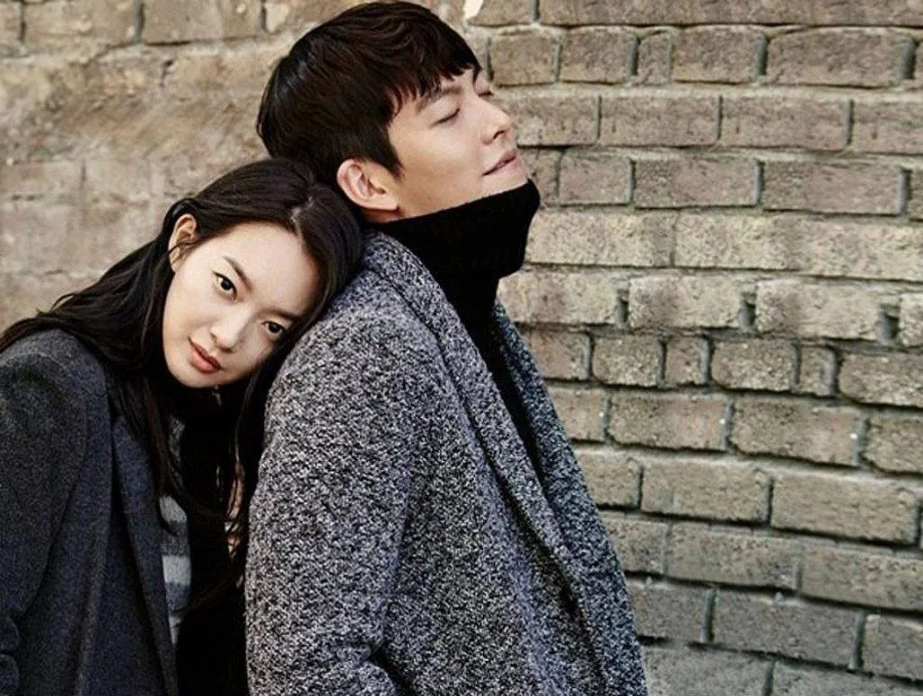 Shin Min Ah - Kim Woo Bin lọt top 12 cặp đôi đỉnh nhất Kbiz theo TMI News. (Nguồn: Internet) Shin Min Ah - Kim Woo Bin lọt top 12 cặp đôi đỉnh nhất Kbiz theo TMI News. (Nguồn: Internet)