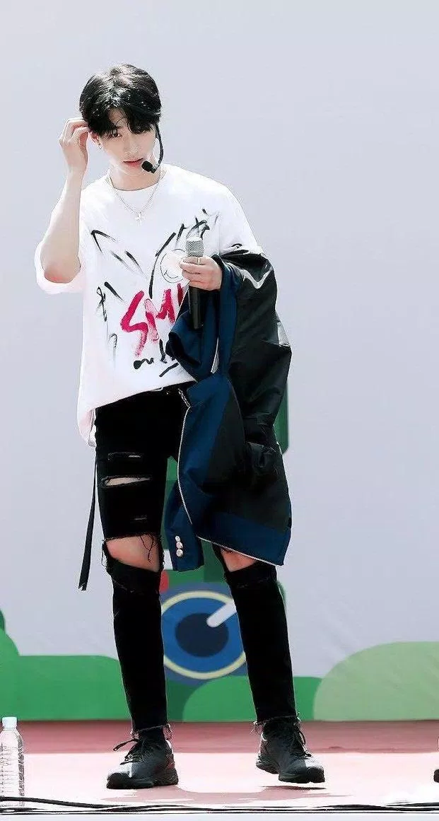 Hyunjin (Stray Kids) sinh năm 2000, sở hữu chiều cao nổi bật 1m79. (Nguồn: Internet) Hyunjin (Stray Kids) sinh năm 2000, sở hữu chiều cao nổi bật 1m79. (Nguồn: Internet)