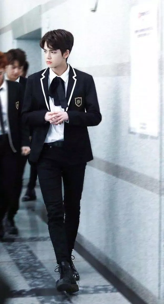Younghoon (THE BOYZ) sinh năm 1997, sở hữu chiều cao nổi bật 1m83. (Nguồn: Internet) Younghoon (THE BOYZ) sinh năm 1997, sở hữu chiều cao nổi bật 1m83. (Nguồn: Internet)