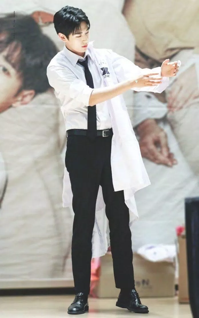 Nam thần tượng Seoham (KNK) sinh năm 1993, sở hữu chiều cao nổi bật 1m89. (Nguồn: Internet) Nam thần tượng Seoham (KNK) sinh năm 1993, sở hữu chiều cao nổi bật 1m89. (Nguồn: Internet)