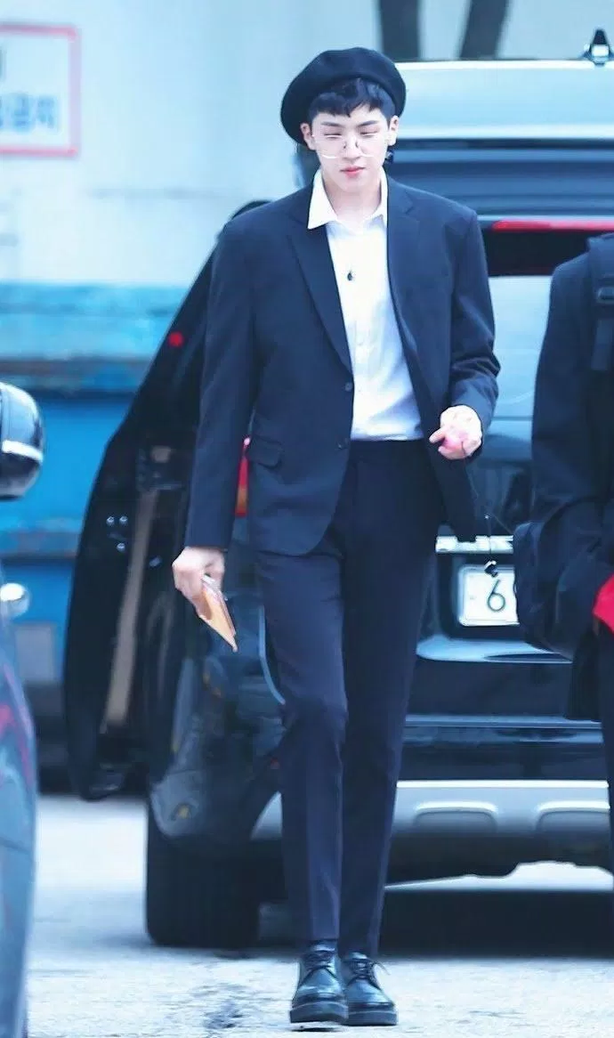 Wooseok (PENTAGON) sinh năm 1998, sở hữu chiều cao nổi bật 1m88. (Nguồn: Internet) Wooseok (PENTAGON) sinh năm 1998, sở hữu chiều cao nổi bật 1m88. (Nguồn: Internet)