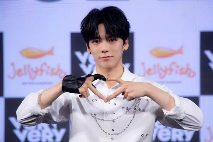 Nam thần tượng Minchan (VERIVERY) sinh năm 1998, sở hữu chiều cao nổi bật 1m81. (Nguồn: Internet) Nam thần tượng Minchan (VERIVERY) sinh năm 1998, sở hữu chiều cao nổi bật 1m81. (Nguồn: Internet)