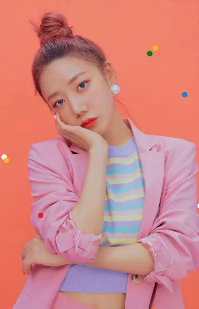 Namjoo đã cho ra mắt thương hiệu thời trang của riêng mình mang tên Sugar Please gồm các thiết kế áo hoodie, váy, áo 2 dây với hoạ tiết dễ thương. (Nguồn: Internet) Namjoo đã cho ra mắt thương hiệu thời trang của riêng mình mang tên Sugar Please gồm các thiết kế áo hoodie, váy, áo 2 dây với hoạ tiết dễ thương. (Nguồn: Internet)
