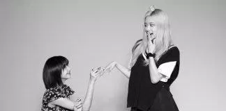 Biểu cảm của Rosé trong khung hình tràn ngập sự hạnh phúc và vui vẻ khi được Lisa cầu hôn. (Nguồn: Internet)
