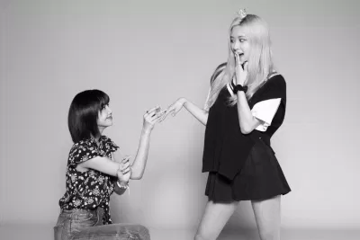 Biểu cảm của Rosé trong khung hình tràn ngập sự hạnh phúc và vui vẻ khi được Lisa cầu hôn. Bức ảnh ngay lập tức gây bão mạng xã hội. (Nguồn: Internet) Biểu cảm của Rosé trong khung hình tràn ngập sự hạnh phúc và vui vẻ khi được Lisa cầu hôn. Bức ảnh ngay lập tức gây bão mạng xã hội. (Nguồn: Internet)