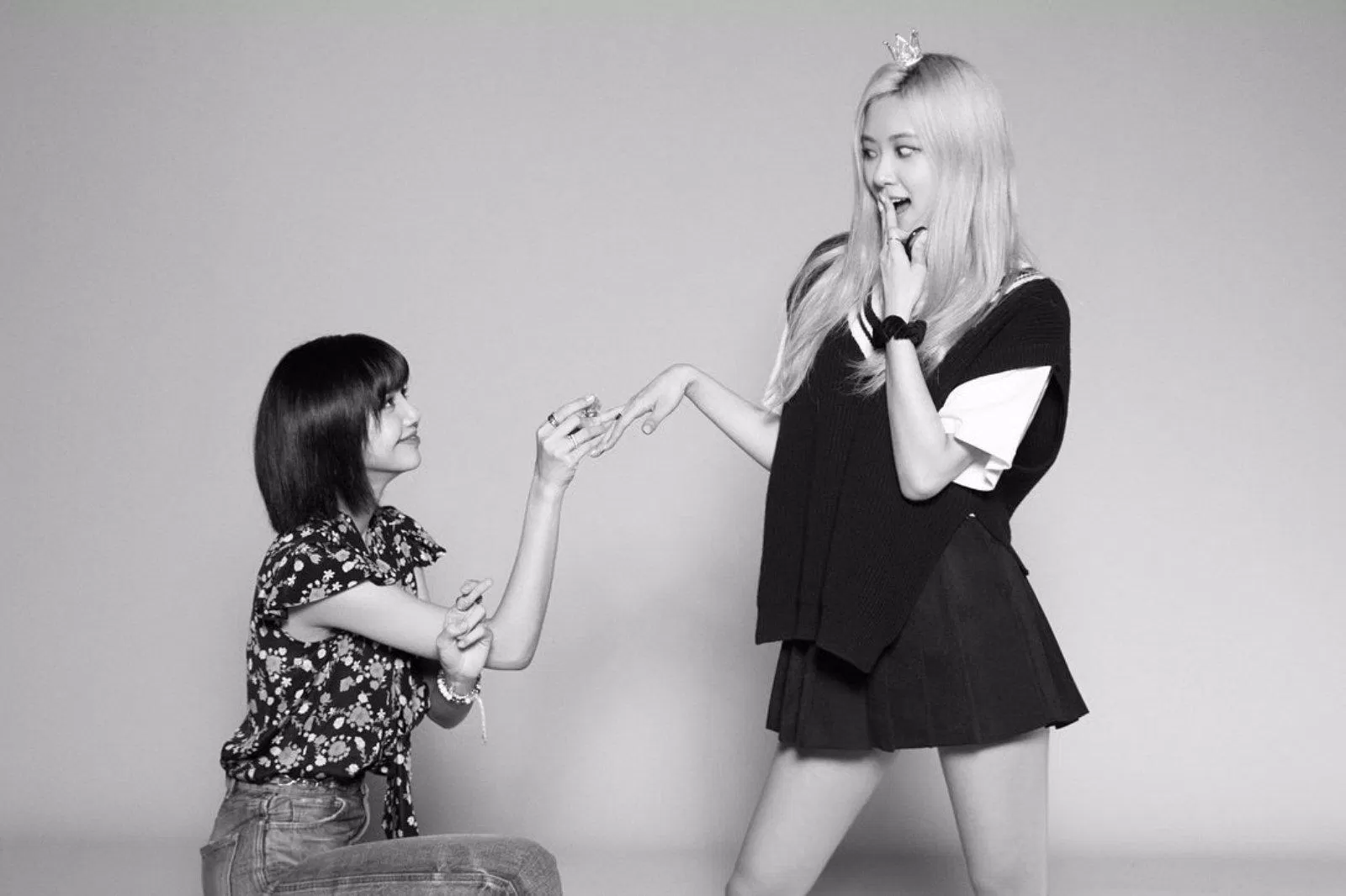 Biểu cảm của Rosé trong khung hình tràn ngập sự hạnh phúc và vui vẻ khi được Lisa cầu hôn. Bức ảnh ngay lập tức gây bão mạng xã hội. (Nguồn: Internet) Biểu cảm của Rosé trong khung hình tràn ngập sự hạnh phúc và vui vẻ khi được Lisa cầu hôn. Bức ảnh ngay lập tức gây bão mạng xã hội. (Nguồn: Internet)