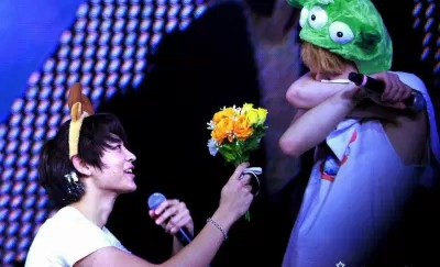 Khi được Minho "cầu hôn", Key ban đầu chỉ ôm mặt xấu hổ nhưng sau đó đã phũ Minho bằng cách hất hoa đi. (Nguồn: Internet) Khi được Minho "cầu hôn", Key ban đầu chỉ ôm mặt xấu hổ nhưng sau đó đã phũ Minho bằng cách hất hoa đi. (Nguồn: Internet)