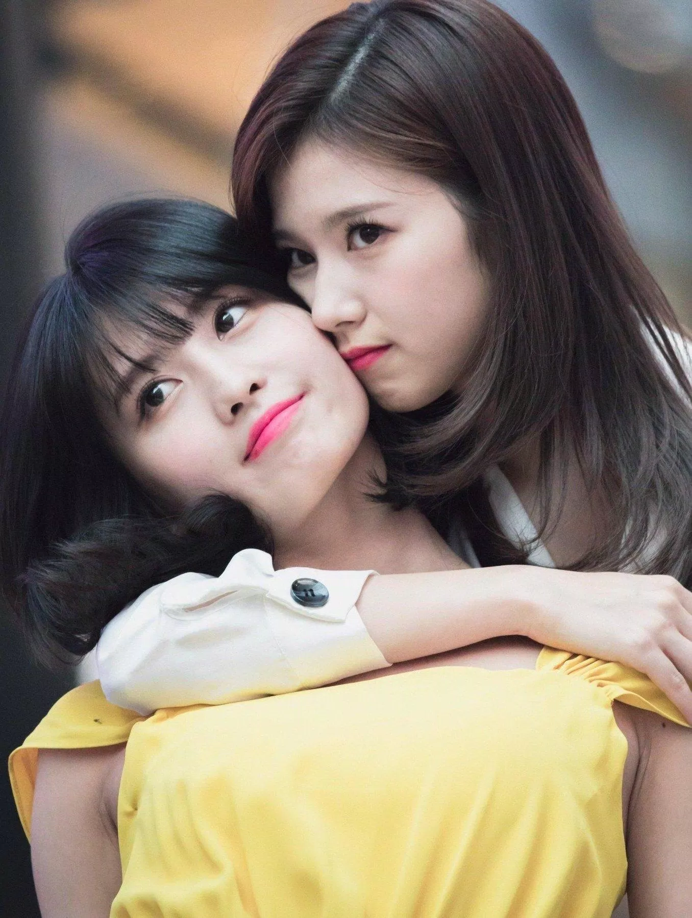 Momo đã mang một chiếc nhẫn đồ chơi và đùa Sana bằng lời câu hôn bất ngờ khiến cho không khí của buổi livestream đặc biệt vui vẻ. (Nguồn: Internet) Momo đã mang một chiếc nhẫn đồ chơi và đùa Sana bằng lời câu hôn bất ngờ khiến cho không khí của buổi livestream đặc biệt vui vẻ. (Nguồn: Internet)