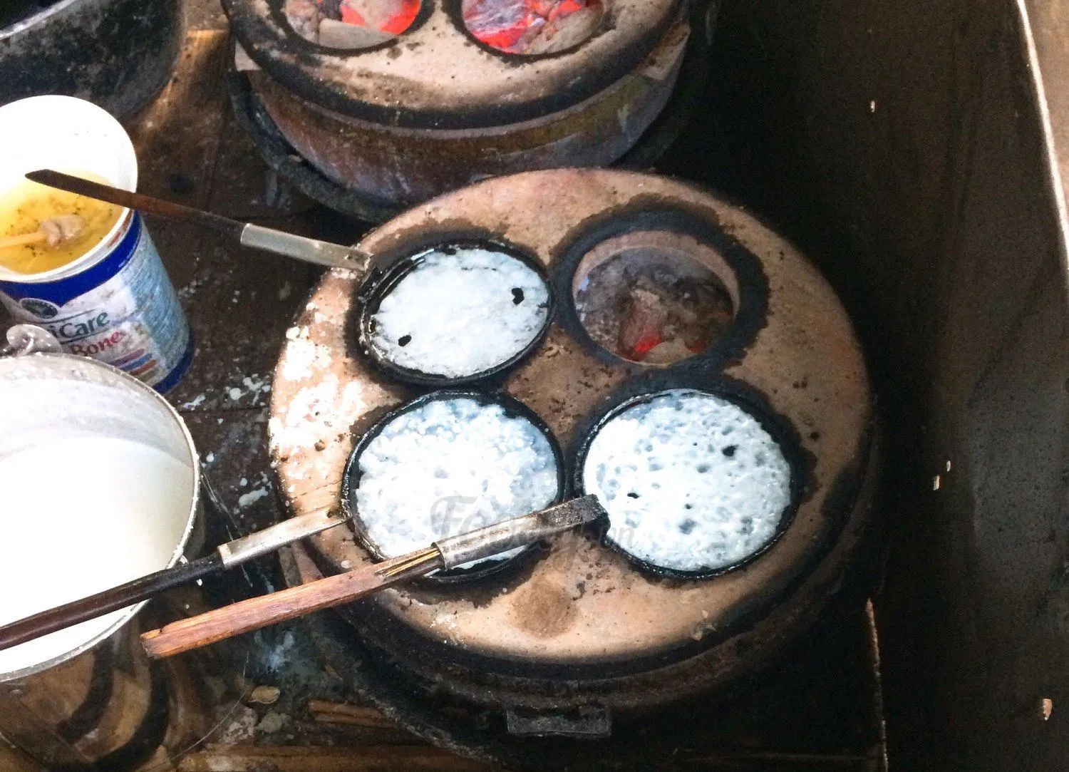 Đúc bánh xèo vỏ - Ảnh: internet