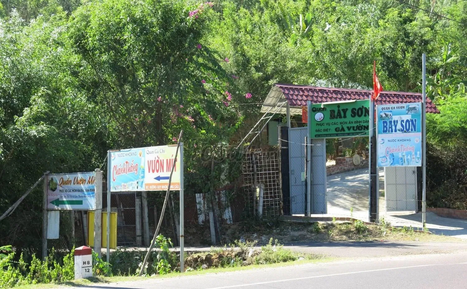 Nhiều quán gà chỉ dọc Quốc lộ 1D - Ảnh: internet