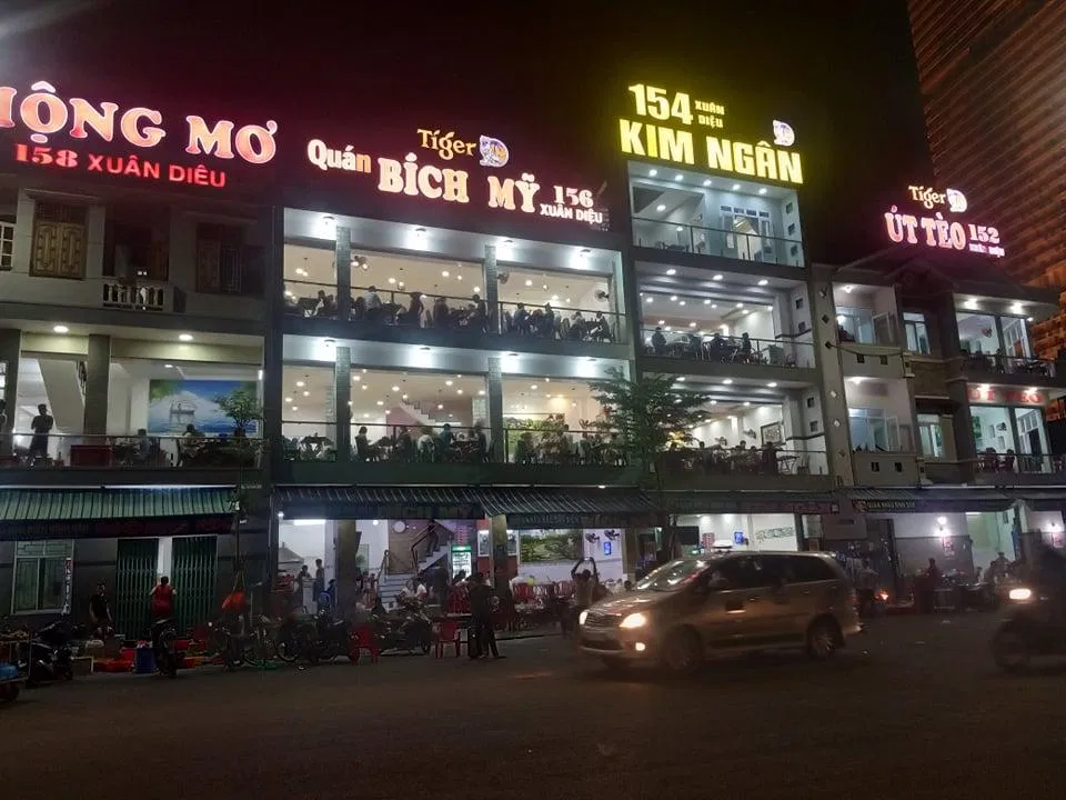 Các quán hải sản dọc đường Xuân Diệu - Ảnh: internet