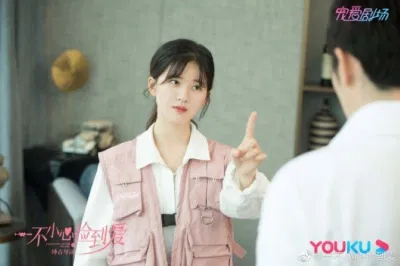 Review Vô Tình Nhặt Được Tổng Tài: Chuyện tình đáng yêu giữa Tổng tài ăn vạ và nàng shipper bộ phim đáng yêu điều thú vị lưu đặc phim hay nhất của Triệu Lộ Tư phim ngôn tình hay phim ngôn tình Trung Quốc hay nhất phim truyền hình Trung Quốc hay nhất 2021 thông tin thú vị Triệu Lộ Tư Vô tình nhặt được tổng tài