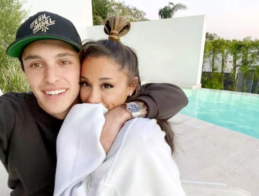 Ariana Grande và Dalton Gomez đã chính thức kết hôn vào tháng 5 (Ảnh: Internet). Ariana Grande và Dalton Gomez đã chính thức kết hôn vào tháng 5 (Ảnh: Internet).