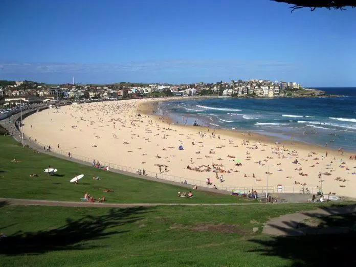Bãi biển Bondi thu hút rất nhiều khách du lịch tại Sydney (Ảnh: Internet).