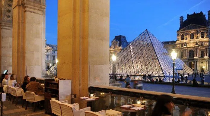 Một quán cafe trong Bảo tàng Louvre (Ảnh: Internet). Một quán cafe trong Bảo tàng Louvre (Ảnh: Internet).