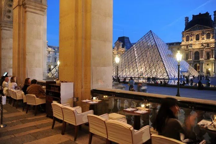 Một quán cafe trong Bảo tàng Louvre (Ảnh: Internet).