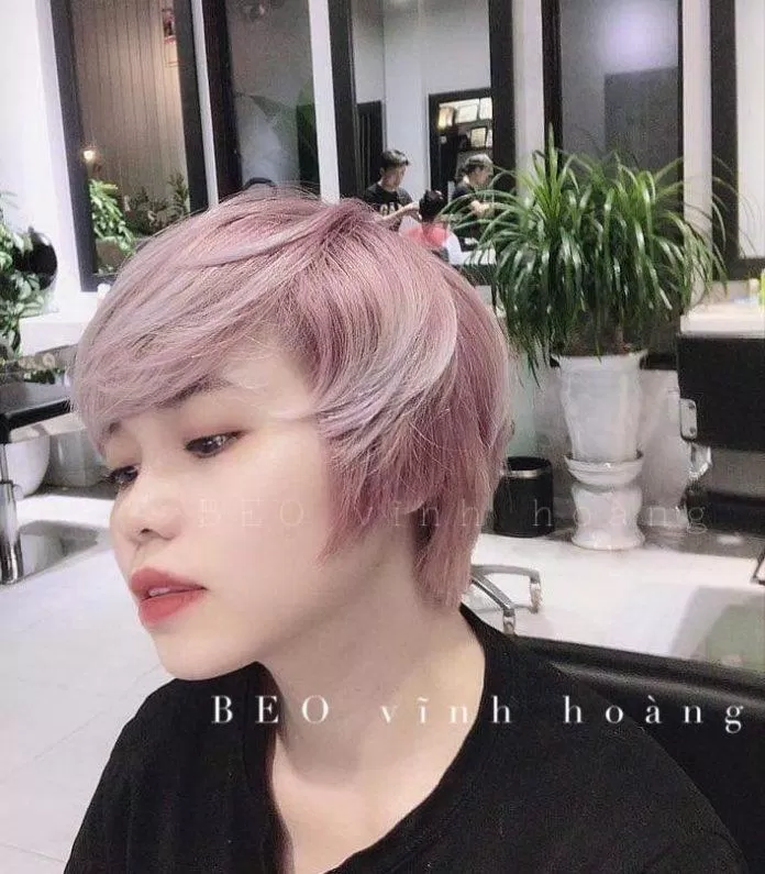 Mùa hồng tím khói sẽ khiến mái tóc ngắn của bạn trở nên nổi bật hơn (Nguồn: Hair Salon Beo Vĩnh Hoàng) Mùa hồng tím khói sẽ khiến mái tóc ngắn của bạn trở nên nổi bật hơn (Nguồn: Hair Salon Beo Vĩnh Hoàng)