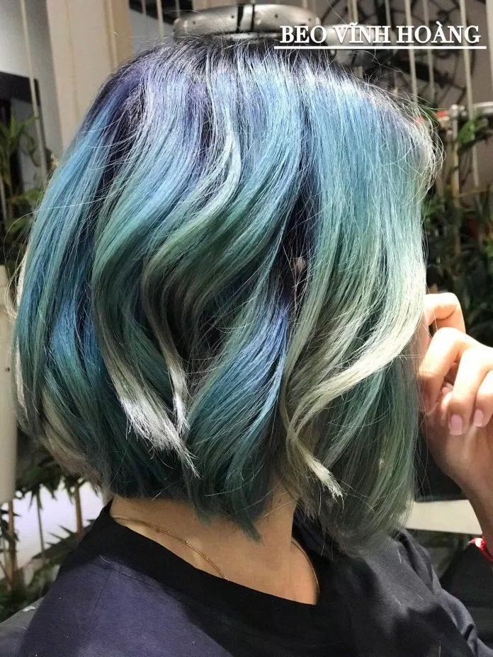 Nhuộm ombre xanh tím cũng không kém phẩn nổi bật (Nguồn: Hair Salon Beo Vĩnh Hoàng)