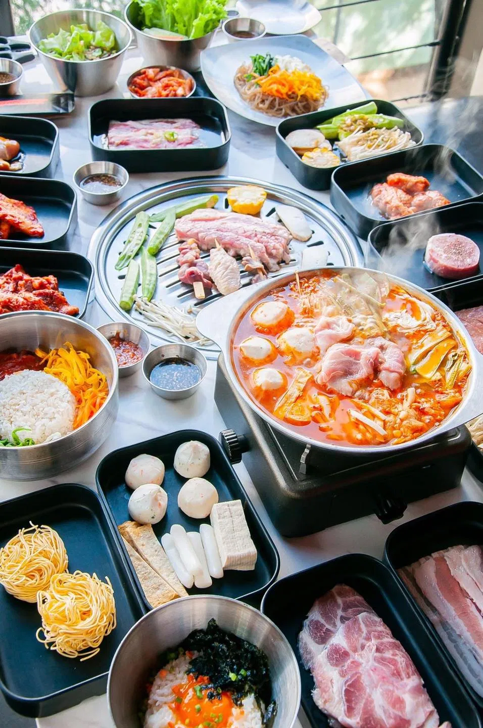 Ngoài nướng bạn có thể lựa chọn ăn lẩu (Ảnh