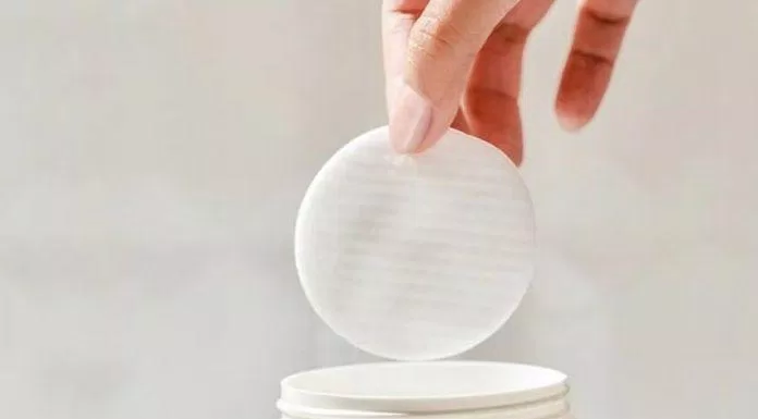 Bông tẩy da chết First Aid Beauty Facial Radiance Pads. (ảnh: internet)