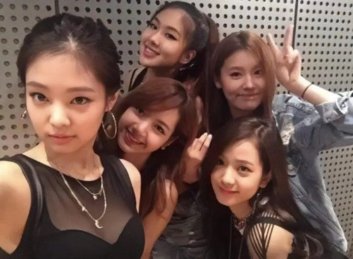 4 cô gái BLACKPINK cùng với Miyeon thời còn là thực tập sinh tại YG (Ảnh: Internet)