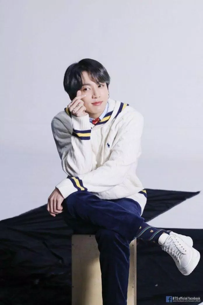 Jungkook bắt tay với các ARMY trong nhà hàng và còn ký tặng cho họ (Ảnh: Internet)