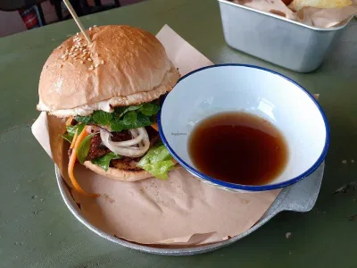 Hương vị độc đáo của Bún chả Burger (Nguồn: Internet) Hương vị độc đáo của Bún chả Burger (Nguồn: Internet)