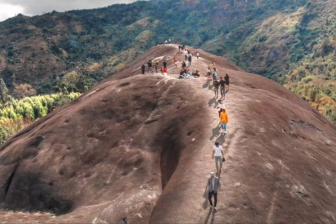 Núi Đá Voi thu hút hàng trăm người mỗi ngày ghé thăm (Nguồn: Internet). Núi Đá Voi thu hút hàng trăm người mỗi ngày ghé thăm (Nguồn: Internet).