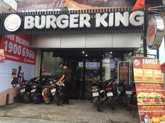 Bên ngoài cửa hàng Burger King Nguyễn Tri Phương. (Ảnh : Internet).