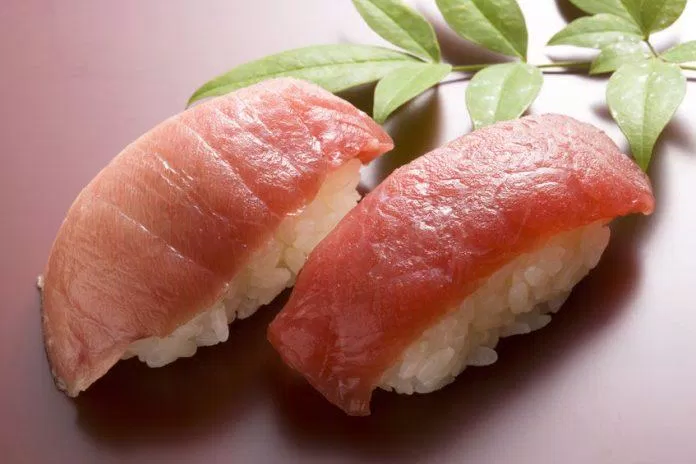 Miếng cá tươi ngon được đặt lên trên cơm mà không dùng rong biển để cuốn (Ảnh: Internet).