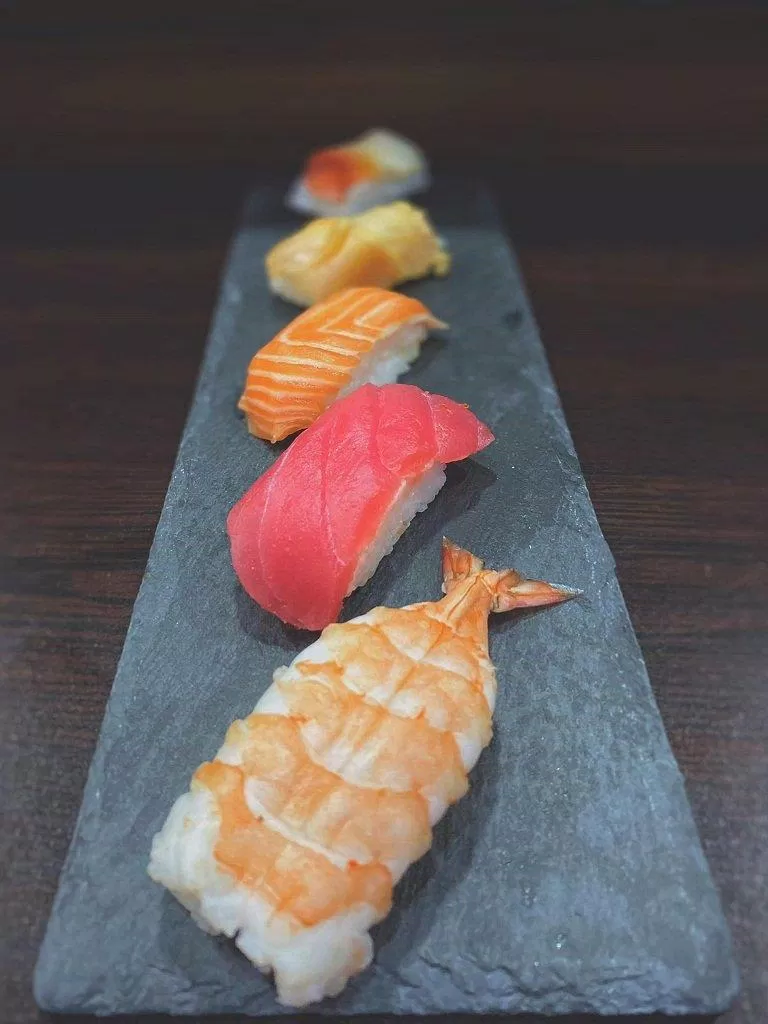 Phiên bản nigiri dùng tôm thay cho cá (Ảnh: Internet).