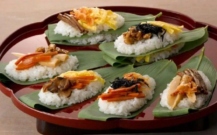 Sushi được gói trong lá tre giống như bánh vậy (Ảnh: Internet).