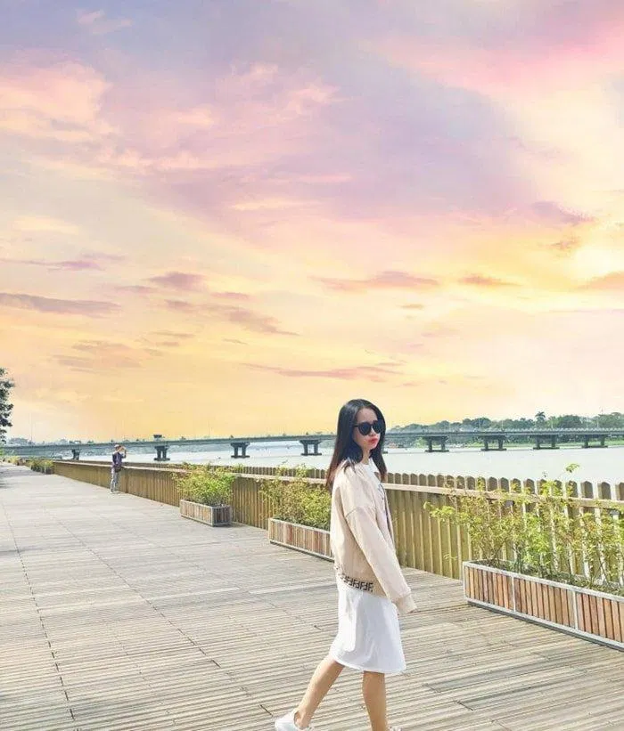 Sông Hương mềm mại chảy ngang qua thành phố đã trở thành “linh hồn” của vùng đất cố đô (Nguồn ảnh: Internet). Sông Hương mềm mại chảy ngang qua thành phố đã trở thành “linh hồn” của vùng đất cố đô (Nguồn ảnh: Internet).