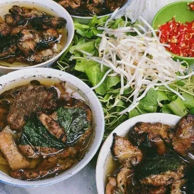 Những suất bún hấp dẫn tại Bún chả Tuyết (Nguồn: Internet) Những suất bún hấp dẫn tại Bún chả Tuyết (Nguồn: Internet)