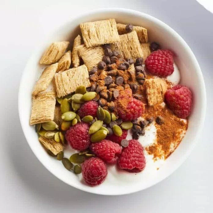 Ngũ cốc với sữa, các loại hạt và trái cây là lựa chọn tuyệt vời cho bữa sáng (Ảnh: Internet).