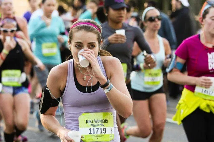 Bổ sung đủ nước có ý nghĩa sống còn đối với cuộc chạy marathon khắc nghiệt (Ảnh: Internet). Bổ sung đủ nước có ý nghĩa sống còn đối với cuộc chạy marathon khắc nghiệt (Ảnh: Internet).