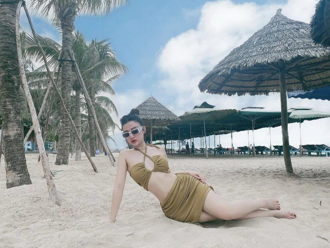 Pose dáng bên bờ biển Mỹ Khê (Ảnh: Internet). Pose dáng bên bờ biển Mỹ Khê (Ảnh: Internet).