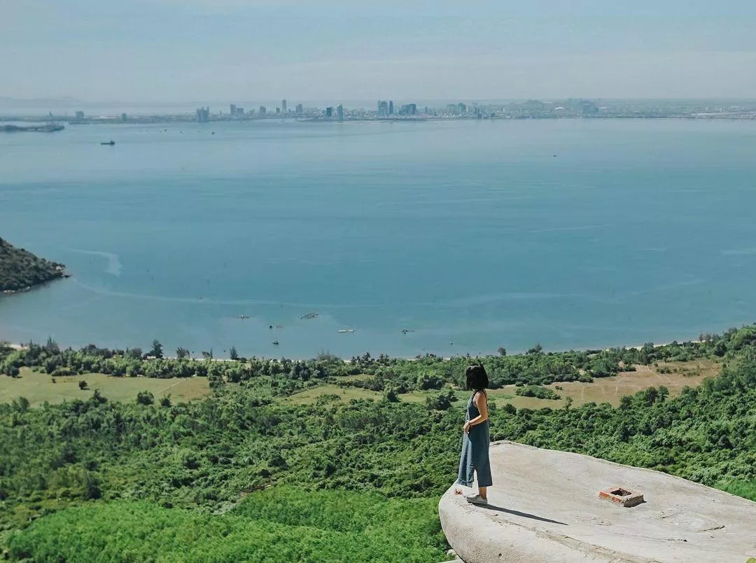 Check in trên hòn đá cụ rùa Đèo Hải Vân (Ảnh: Internet). Check in trên hòn đá cụ rùa Đèo Hải Vân (Ảnh: Internet).