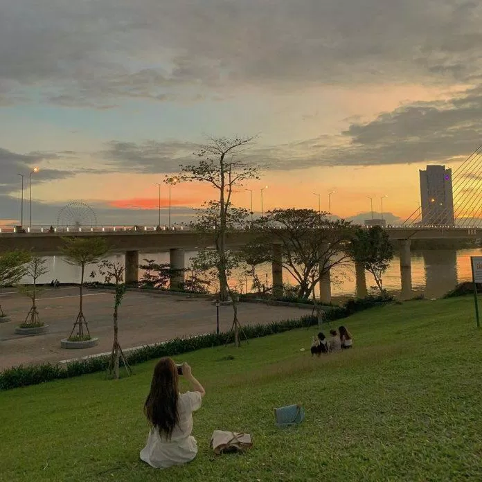 Sau một ngày bận rộn công việc, quay về chốn yên bình cùng ngắm hoàng hôn (Ảnh: Internet). Sau một ngày bận rộn công việc, quay về chốn yên bình cùng ngắm hoàng hôn (Ảnh: Internet).