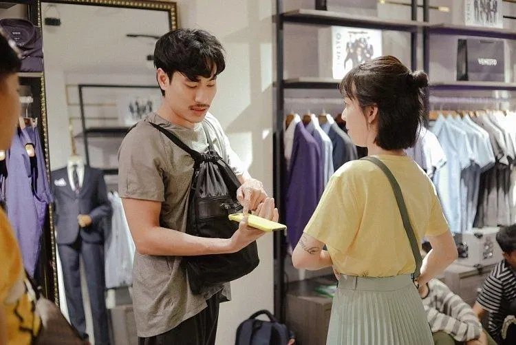 Kiều Minh Tuấn bình dân đời thường cạnh Thu Trang ( Ảnh: Internet )