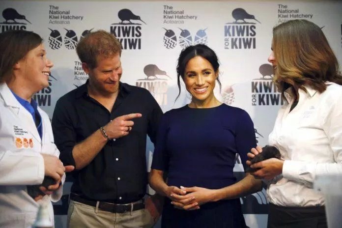Hoàng tử Harry và công nương Meghan tại Khu Ấp nở Chim kiwi Quốc gia (Ảnh: Internet).