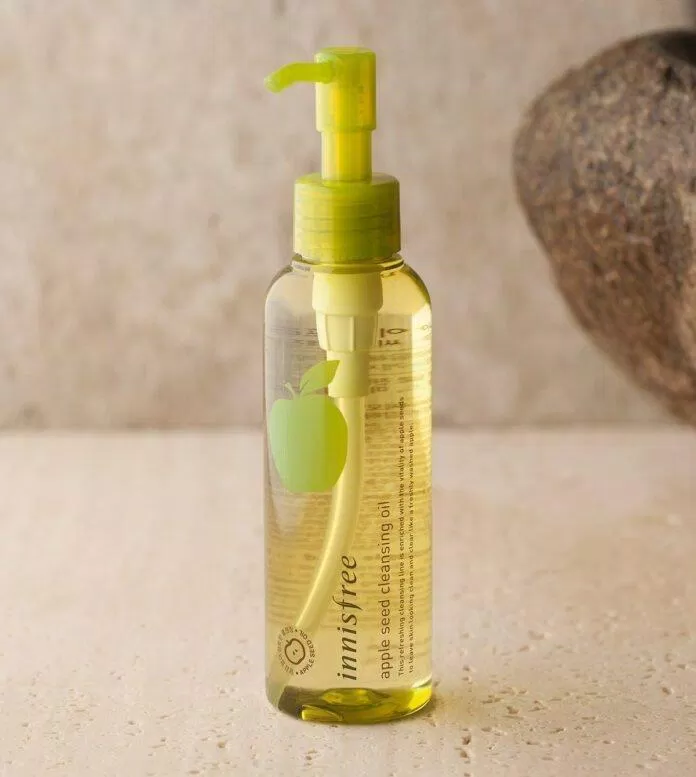 Dầu tẩy trang Innisfree Apple Seed Cleansing Oil giúp lấy sạch đi bụi bẩn, lớp makeup lâu trôi nhất trên da ( Nguồn: internet)