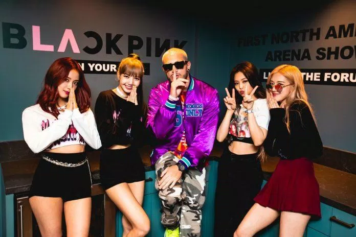 DJ Snake chụp cùng BLACKPINK trong tour diễn In Your Area của nhóm (Ảnh: Internet)